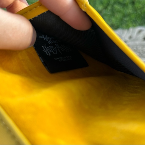 Harry Potter Hufflepuff Yellow & Black Wallet - Picture 3 of 8